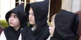 Kinder beim Klosterbesuch