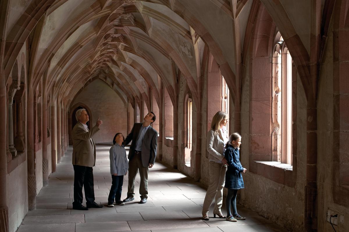 Besucher im Kreuzgang, Kloster Alpirsbach