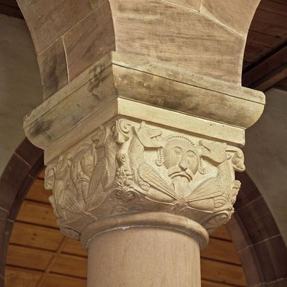 Figürliches Würfelkapitell einer Säule in der Kirche von Kloster Alpirsbach