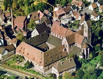 Luftaufnahme des Klosters mit naher Umgebung