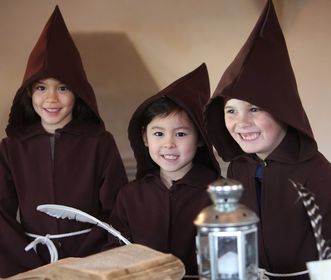 Kinder als Mönche verkleidet, Kinderprogramm in Kloster Bebenhausen