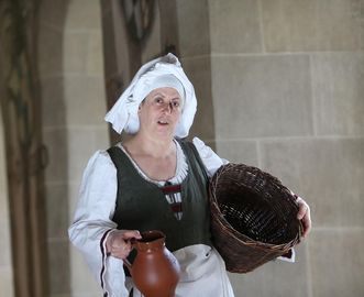 Die „Kammermagd“, eine Uracher Klosterführerin im originalgetreuen Kostüm