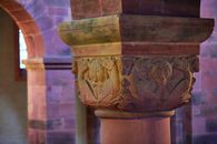 Ein Säulenkapitell des Mittelschiffs der ehemaligen Klosterkirche.