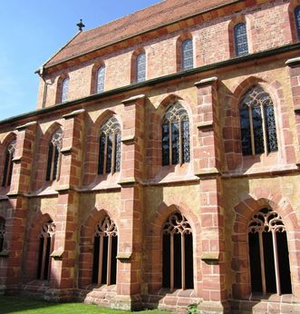 Blick auf die nordöstliche Ecke des Kreuzgangs von Kloster Alpirsbach