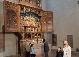 Besucher vor dem Marienaltar des Klosters Alpirsbach