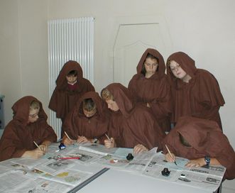 Schüler im Kloster Alpirsbach in historischem Gewand