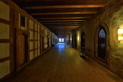 Wandmalereien in einer Schlafzelle des Dormitoriums.