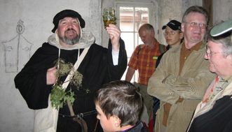 Besucher des Klosters in einem historischen Gewand