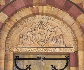 Tympanon mit Christus in der Mandorla über dem  Hauptportal der Kirche von Kloster Alpirsbach