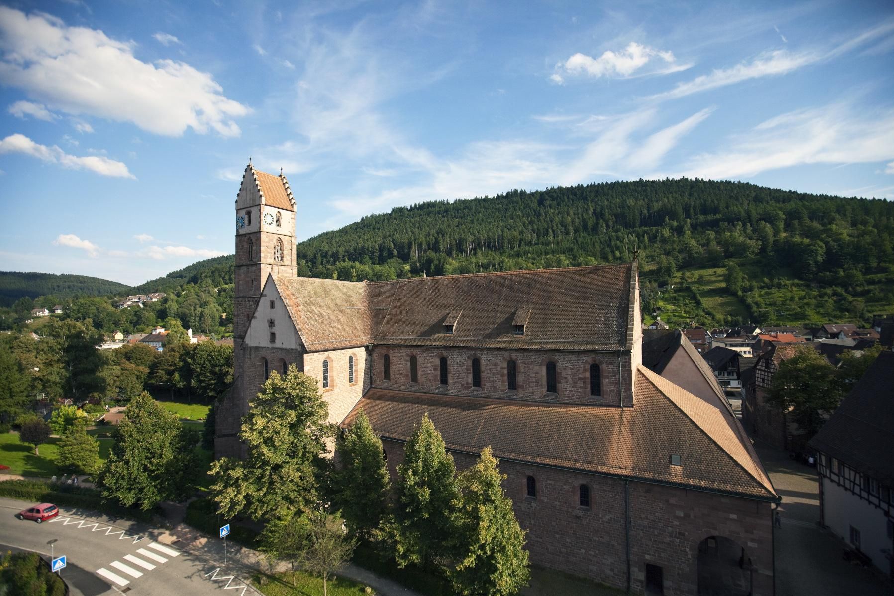 Kloster Alpirsbach, Klosterkirche vor blauem Himmel