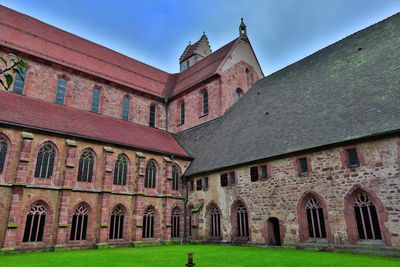 Der gotische doppelstöckige Kreuzgang mit Kreuzgarten